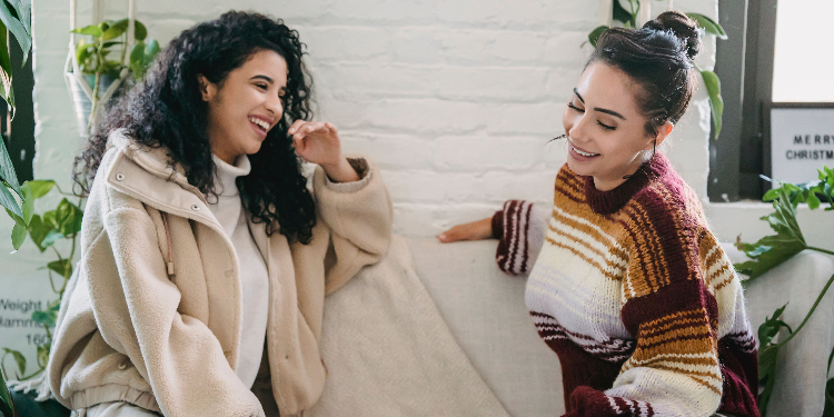 due amiche sul divano