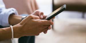 Are social media an essential ally or a digital trap for expats?