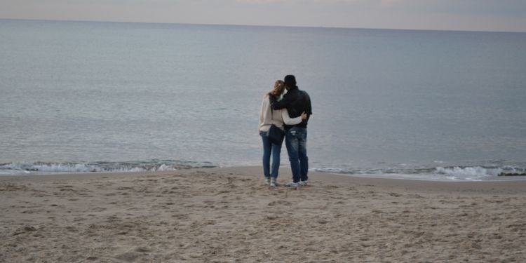 Couple sur la plage en Italie
