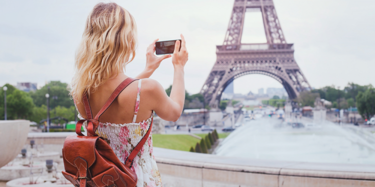 fille qui photographie la Tour Eiffel