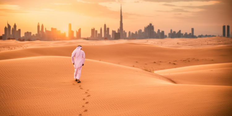 homme marchant dans le desert