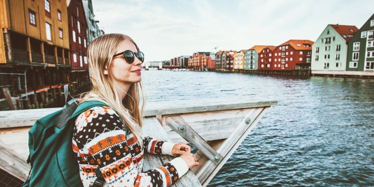 jeune voyageuse en Norvege