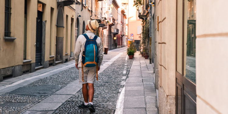 jeune homme explorant le quartier