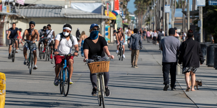 personnes portant un masque en Californie