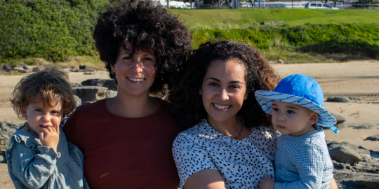 La solidarietà tra donne e mamme espatriate 