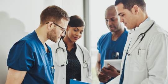 ¿Eres médico o enfermera? Estos son los mejores destinos para buscar trabajo