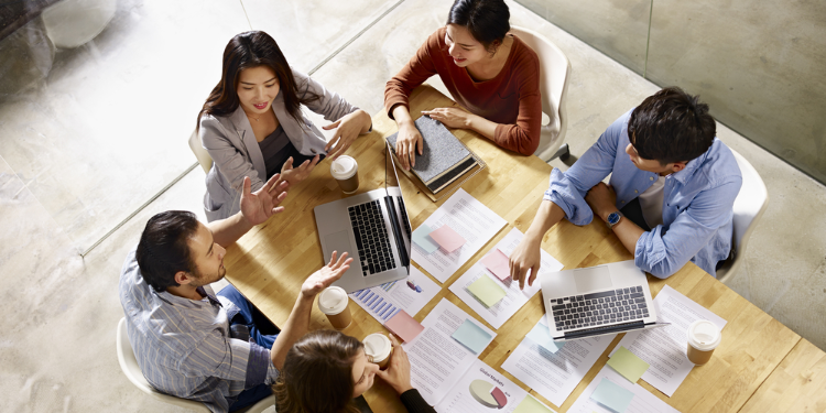 groupe d'employes au bureau