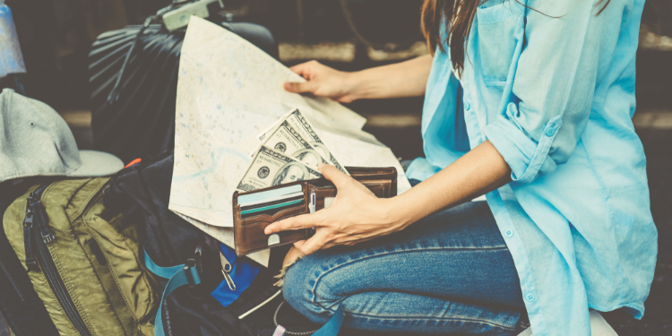 traveller counting money