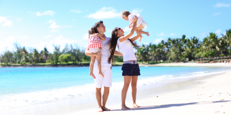 famille expat sur une plage