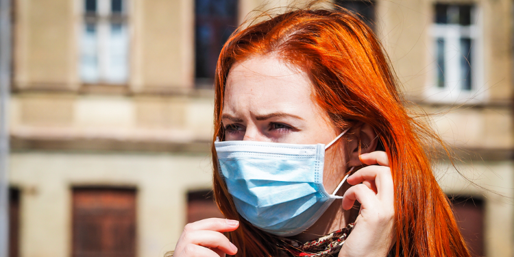 jeune femme portant un masque