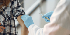 Vaccination COVID-19 : comment ça se passe pour les expatriés