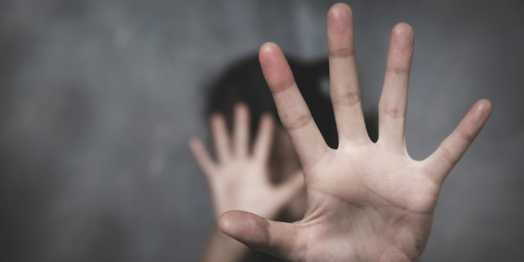 femme disant non a la violence conjugale