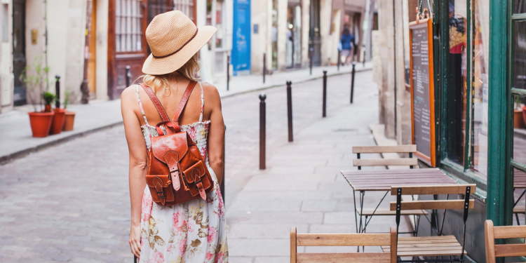 jeune femme marchant seule dans la rue