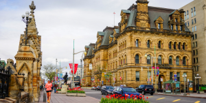 Immigration au Québec et à Ottawa : la compétition est lancée