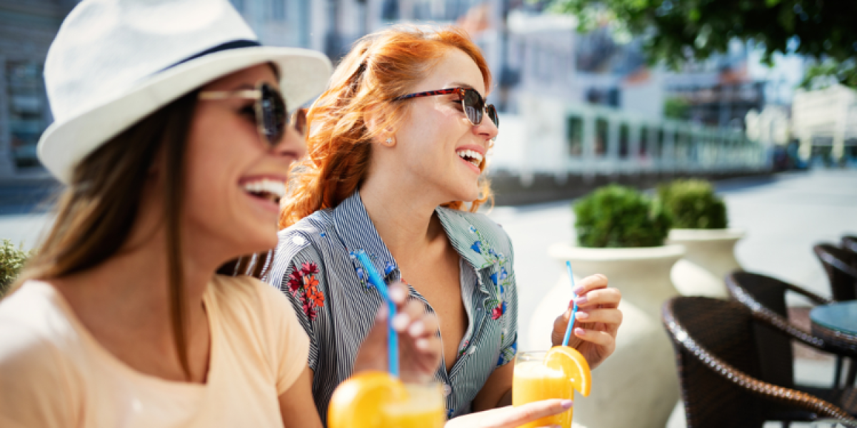 deux jeunes filles en terrasse