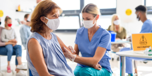 Vaccin contre la COVID-19 : Ce que votre statut vaccinal signifie pour votre vie sociale