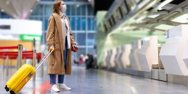 jeune femme a l'aeroport