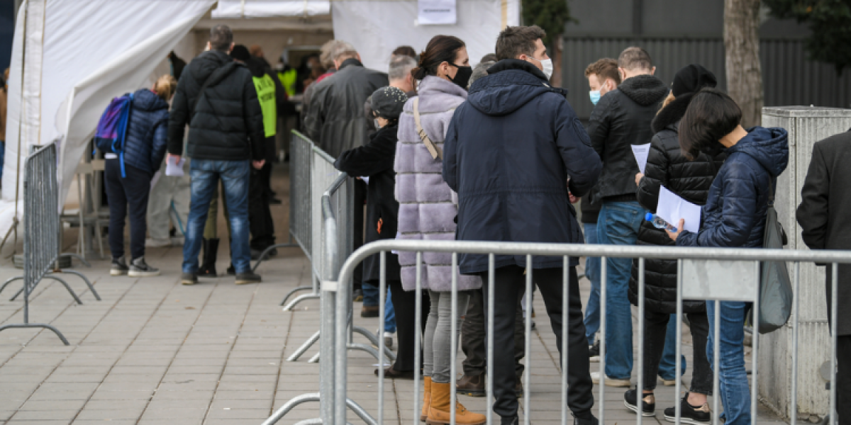 people queueing up to get the jab