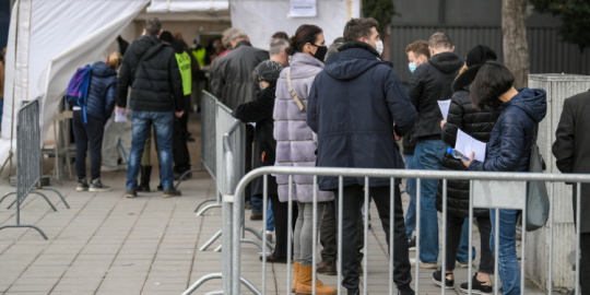 Países que premian vacunarse o sancionan no hacerlo