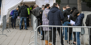 COVID-19 : Récompenses et sanctions pour encourager la vaccination