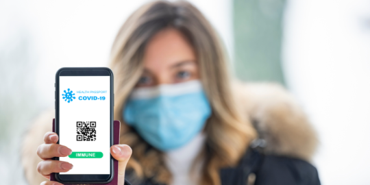 Pasaportes sanitarios obligatorios ¿como están constriñendo nuestra movilidad? 