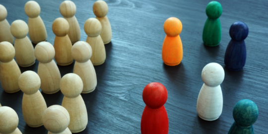 La discriminazione tra espatriati e cittadini locali 