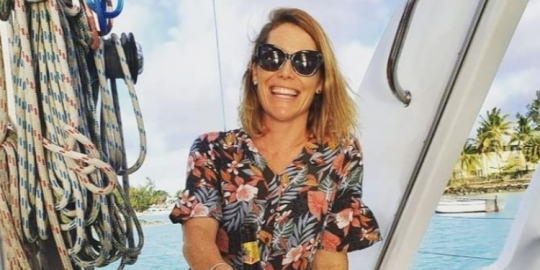 Ruth, mamma e insegnante, concilia casa e lavoro con la vita su un'isola tropicale