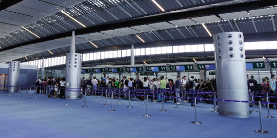 Les arrivées touristiques, le protocole sanitaire revu dans les écoles et plus