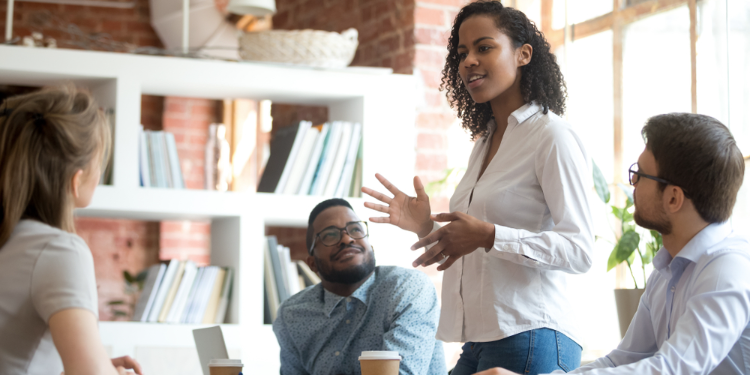 groupe d'employes multiethniques