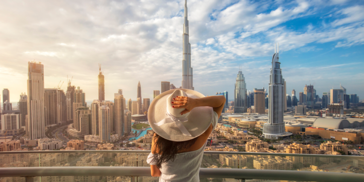 jeune femme au chapeau jetant un regard sur Dubai