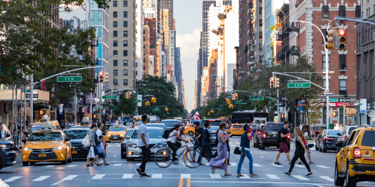 les gens marchant dans la rue de New York