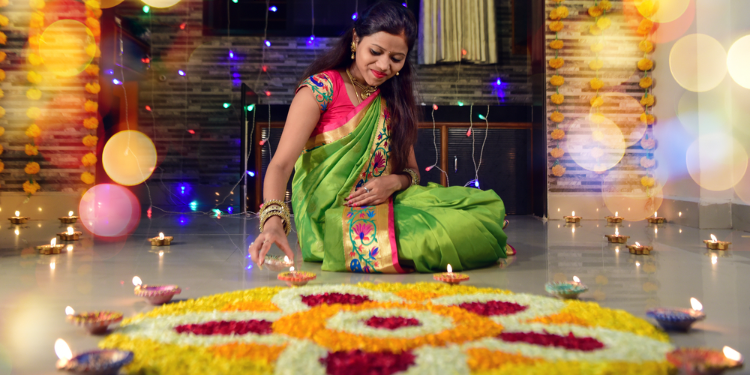 jeune femme decorant un kolam