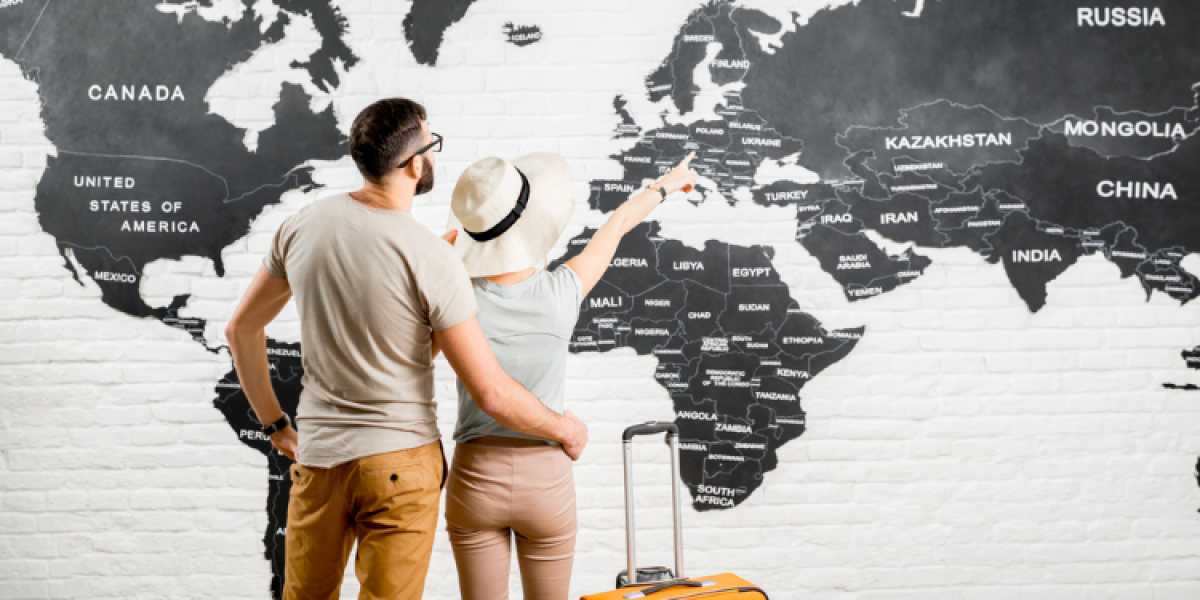 couple regardant une carte du monde