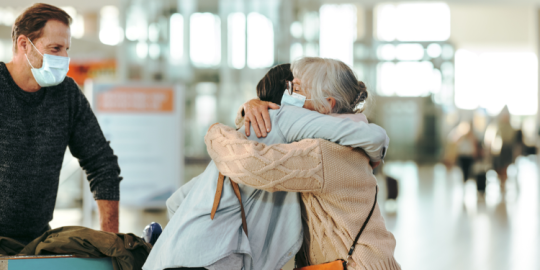 Lev&eacute;e progressive des restrictions et retrouvailles familiales : des expatri&eacute;s se confient