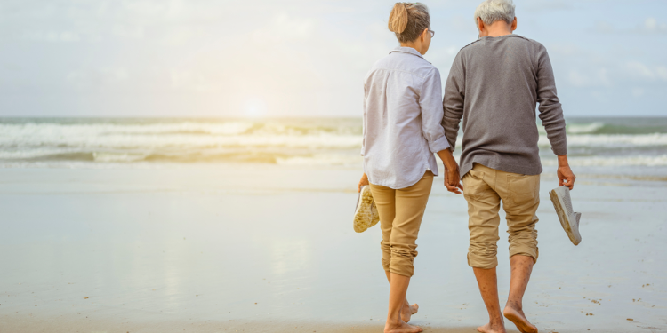 couple marchant sur la plage