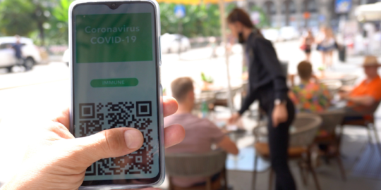 Nuove restrizioni sulla mobilità per contenere la variante Omicron