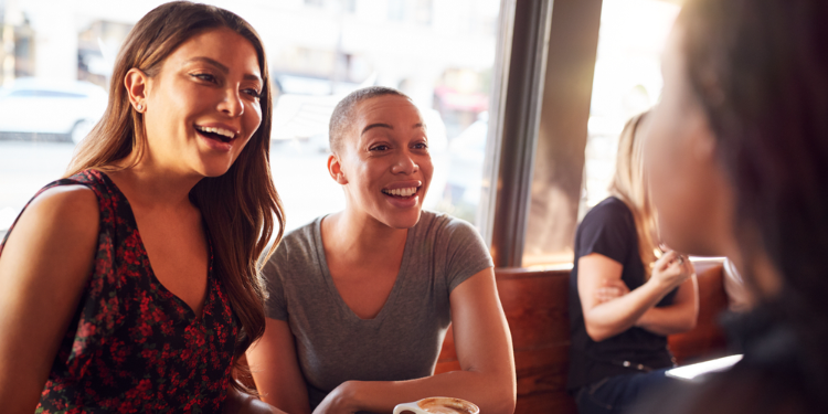 trois filles discutant dans un cafe