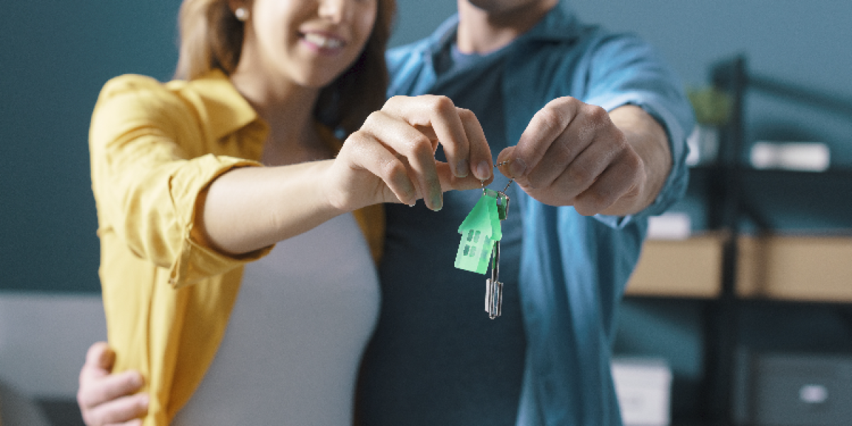 couple tenant des clés de maison