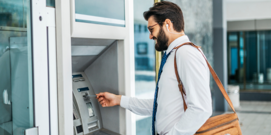 Expatriation : faut-il relocaliser vos comptes ou garder un compte en France ?