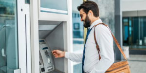 Expatriation : faut-il relocaliser vos comptes ou garder un compte en France ?