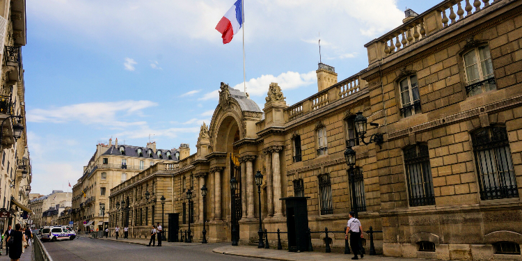 entree du palais des Champs Elysees