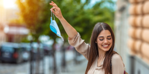 Entre l'allégement des restrictions sanitaires et les nouveaux pics de Covid : comment les pays s'en sortent