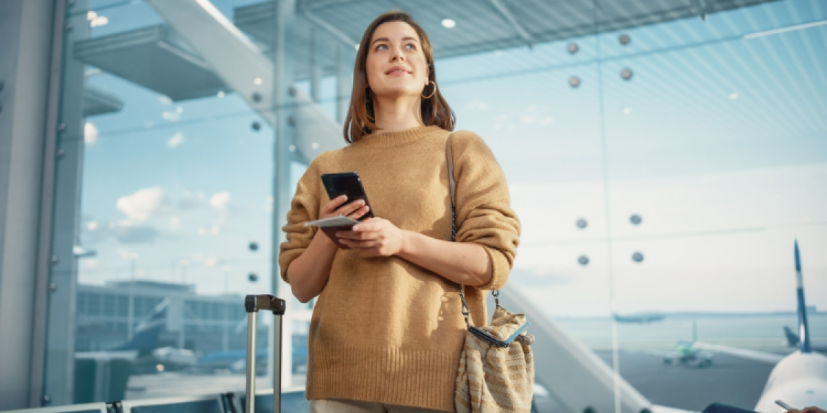 jeune femme tenant un passeport