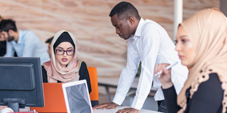 employes de bureau au Moyen-Orient