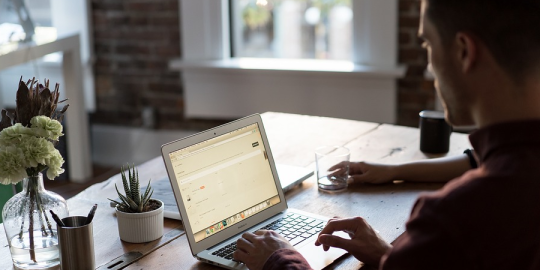 Génération Y au travail : impliquée mais jamais bien loin de ses bagages