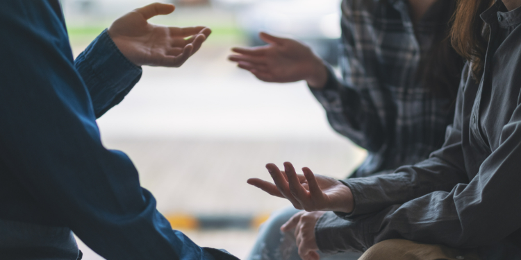 conversation entre differentes personnes