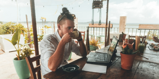 Qual &egrave; l'impatto socio-economico del nomadismo digitale?