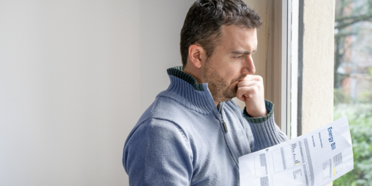 homme tenant sa facture d'energie