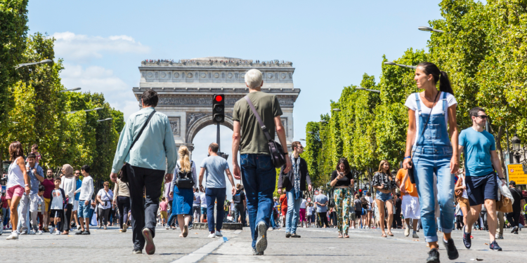 le gens qui marchent dans la rue a Paris