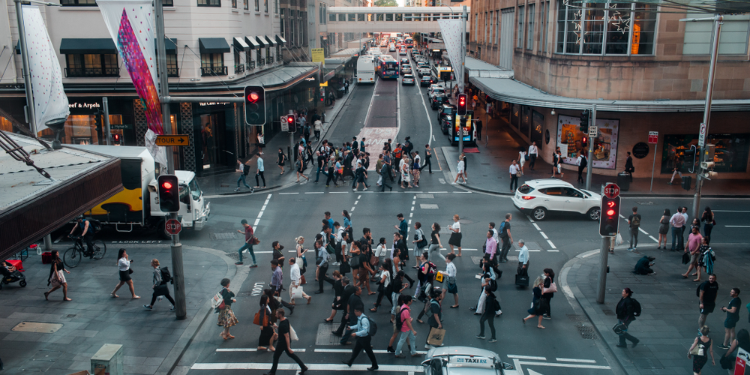 des gens traversant la rue en Australie